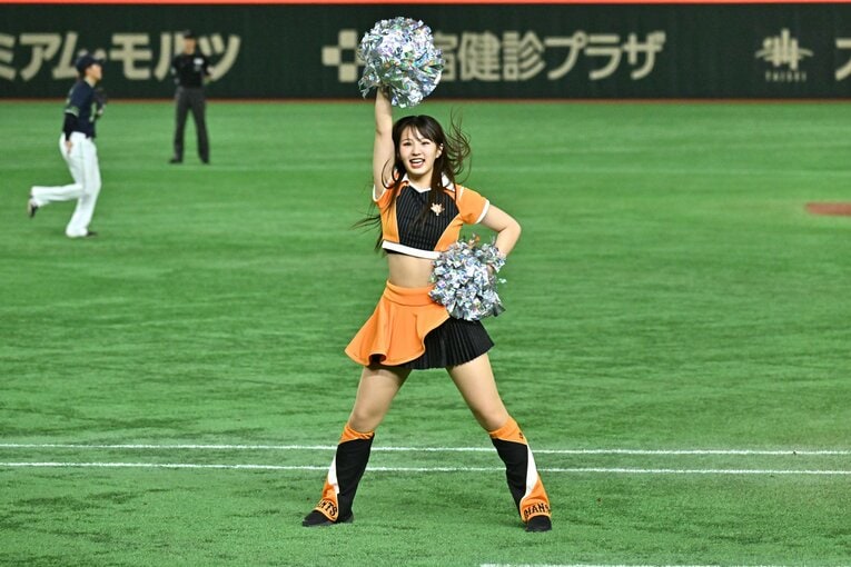 試合を盛り上げる巨人の公式マスコットガール「VENUS」　©Hideki Sugiyama