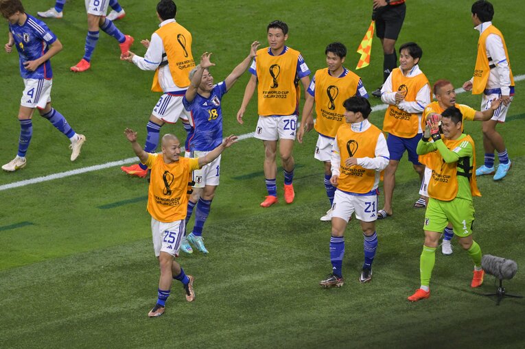 ゴール後、カメラマン席に飛び込んだ浅野　©Koki Nagahama/JMPA