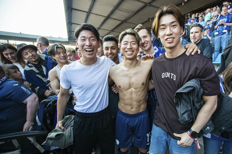 ドイツ5部でプレーする弟・快斗も駆けつけ、残留を祝福　©JIJI PRESS