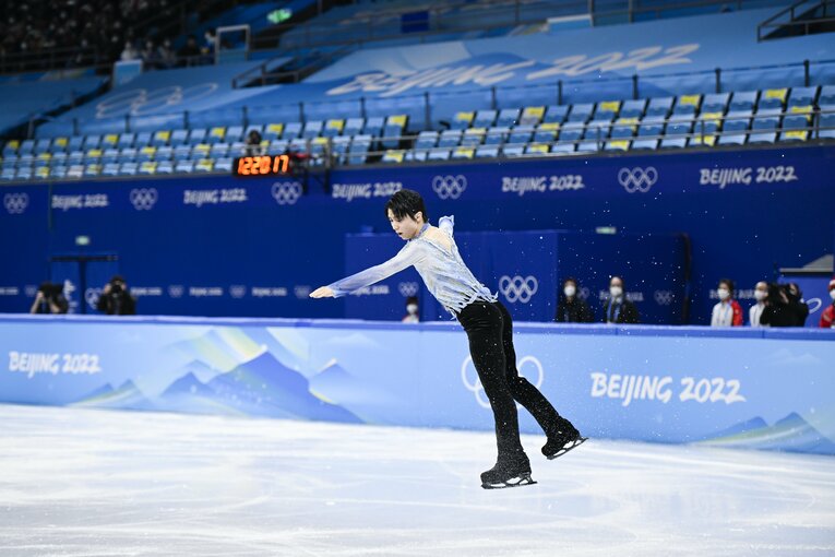 北京五輪ショートプラグラム『序奏とロンド・カプリチオーソ』、冒頭の4回転サルコウを決めれず、本人にとってはどうにもならないアクシデントだったが、それでも羽生は自分に原因を求めた　©Asami Enomoto/JMPA