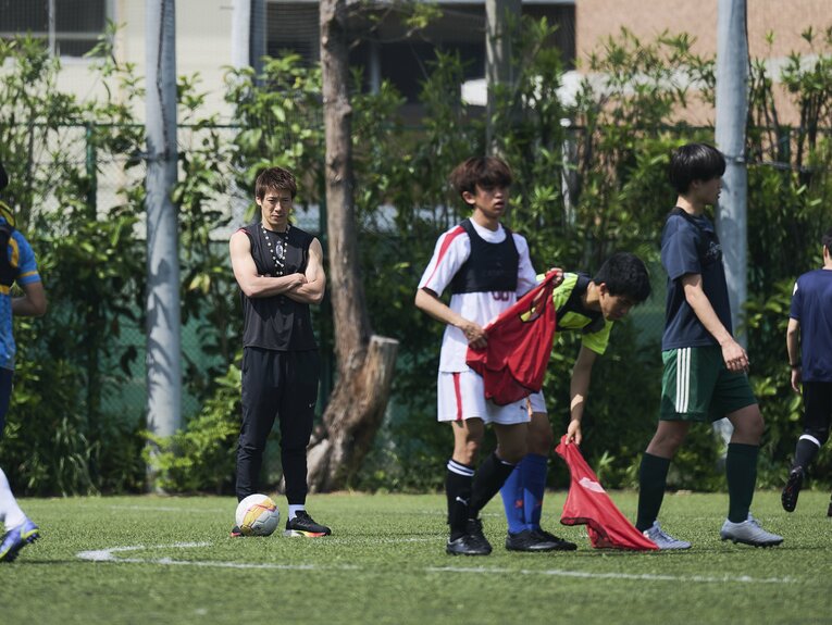 選手たちの練習を見守る東大・林監督。「いい監督はシュッとしている人が多いじゃないですか」と、現役引退後の今もトレーニングは欠かさない　©︎Yuki Suenaga