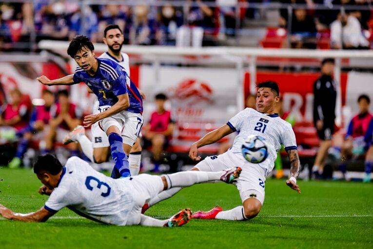 エルサルバドル戦の44分、シュートを放つ三笘薫　©Kiichi Matsumoto