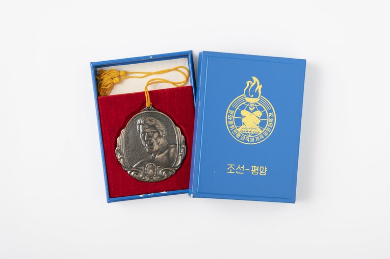 記念グッズの文鎮　筆者の長谷川晶一氏が所有