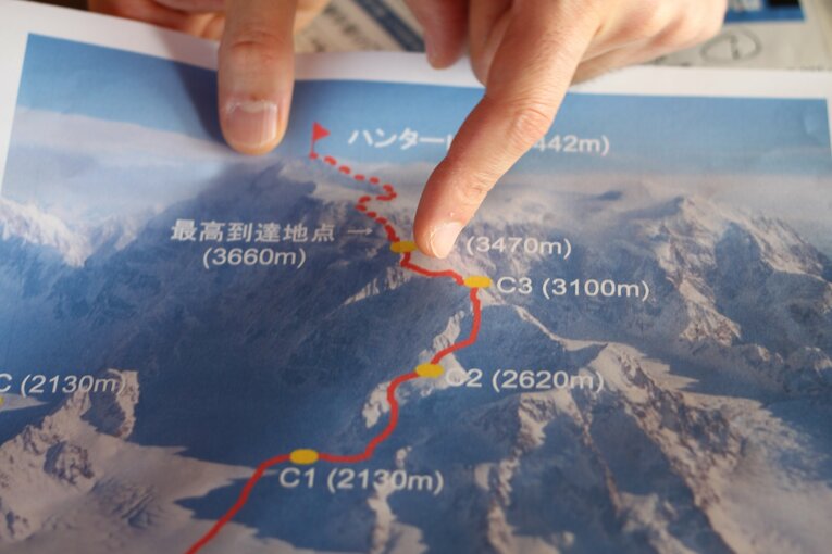 キャンプ3（3100m）からキャンプ2（2620m）に降りてきて、そこで停滞を余儀なくされた　©Kei Nakamura