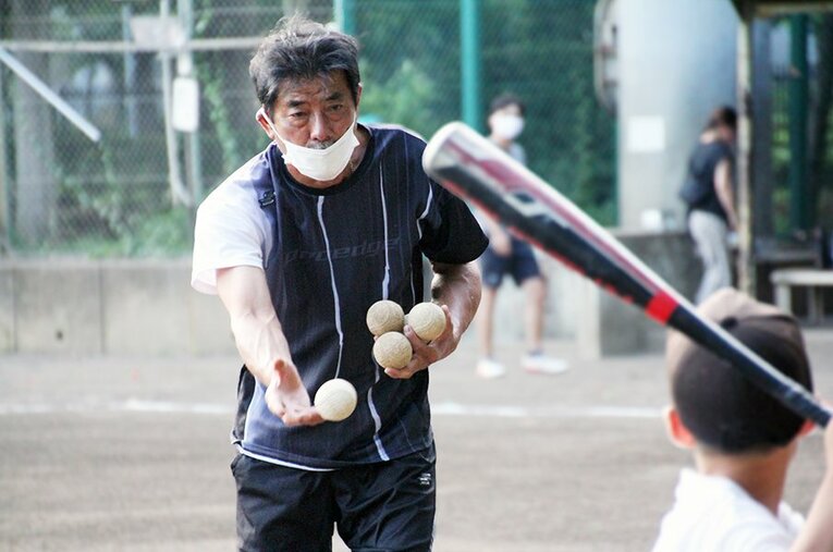 子供達に熱心に野球を指導する屋鋪要さん　©Satoshi Shigeno