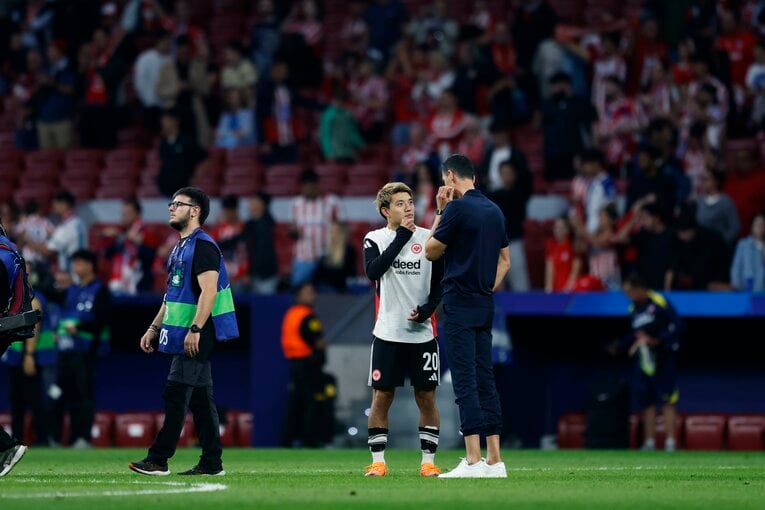 敗戦の直後にも、試合中とは変わり冷静な表情で指揮官と話し合う姿を撮影できた　©Daisuke Nakashima