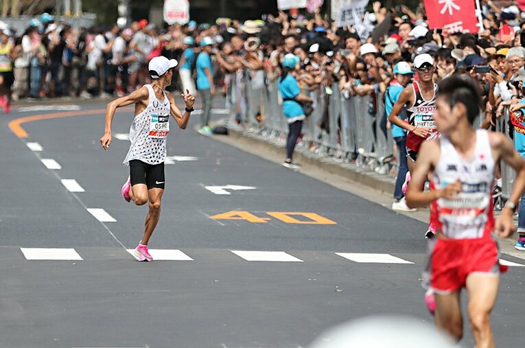 大迫傑が前ではなく、「自分を追うランナー」の位置を確かめている。彼の性格を考えればどれほど追い詰められていたかがわかる。 ／ photograph by Yoichiro Funakoshi/JMPA