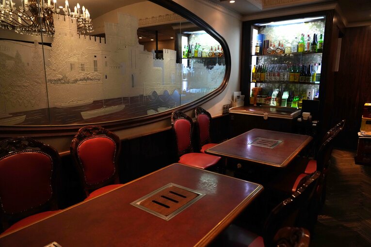 『一番館』の店内。手前のテーブルの壁側が猪木の定位置だった