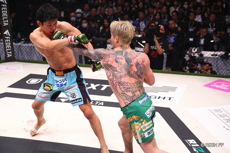 平本蓮の鋭い左ストレートを間一髪でかわす斎藤裕　©RIZIN FF