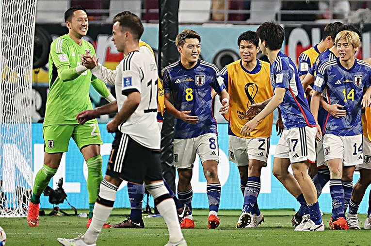 ドイツ戦で喜びを共にするシュミット・ダニエルと堂安律ら日本代表。主力とサブの選手はそれぞれどんなことを考えているのか ／ photograph by JIJI PRESS