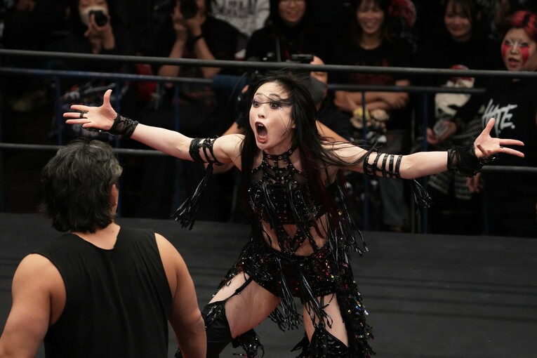 高橋裕二郎をこのポーズで挑発する上谷沙弥　©Masashi Hara