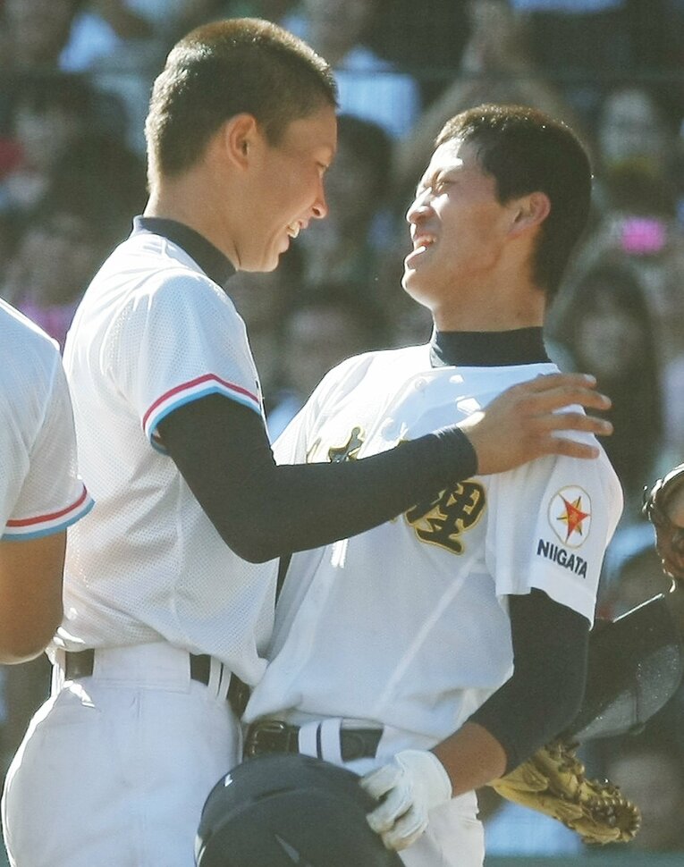 試合後、笑顔で健闘を称え合う堂林翔太と伊藤直輝　©JIJI PRESS
