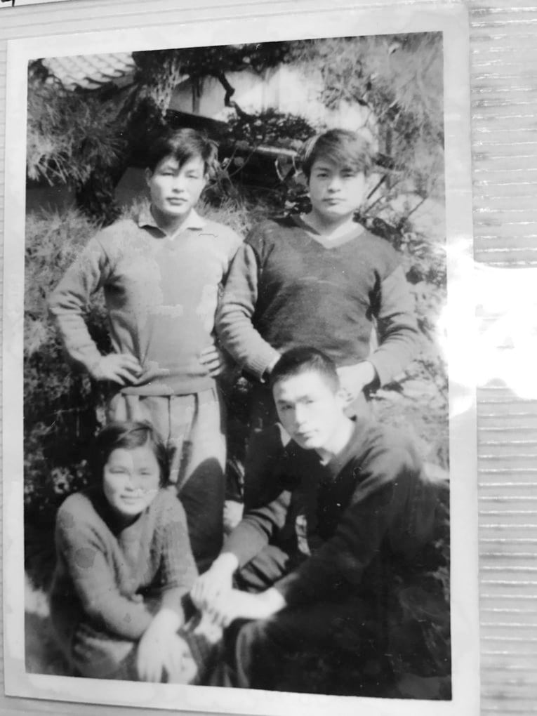 前列右は10代後半の頃の米長、左は長女の夏恵さん。後列右は三男の優さん、左は次男の修さん／提供：米長家