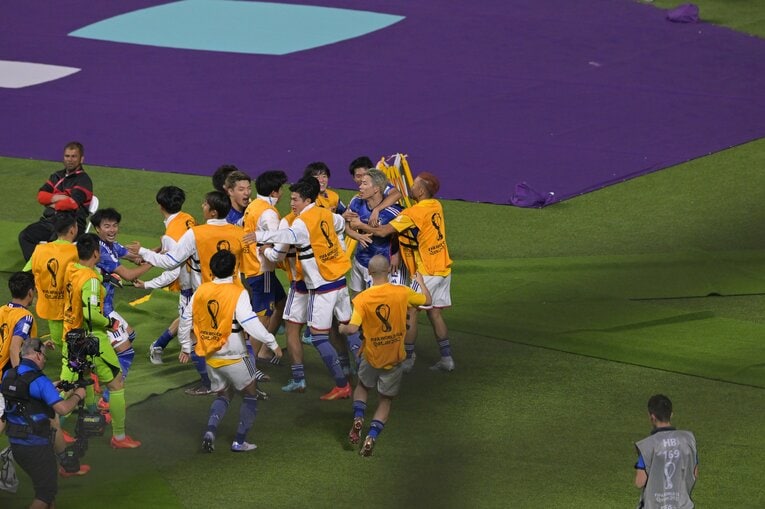 ゴール後、カメラマン席に飛び込んだ浅野　©Koki Nagahama/JMPA