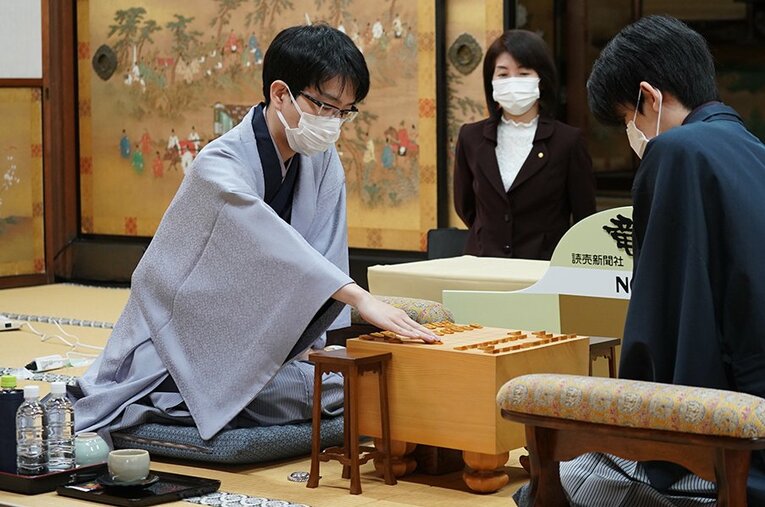 第34期竜王戦第2局の豊島将之竜王。藤井聡太三冠に対してどのような戦いを見せるか ／ photograph by 日本将棋連盟