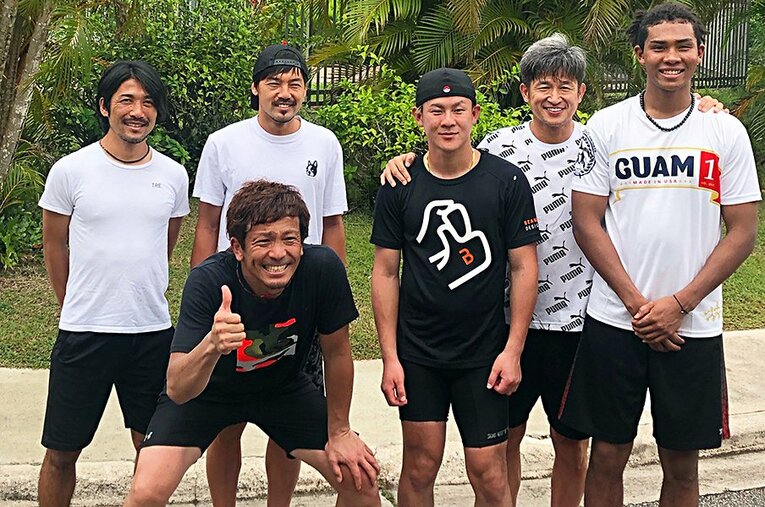 同じくグアムで自主トレを行った三浦知良（横浜FC）らと写真に収まったチーム松田。 ／ photograph by Daiki Tanaka