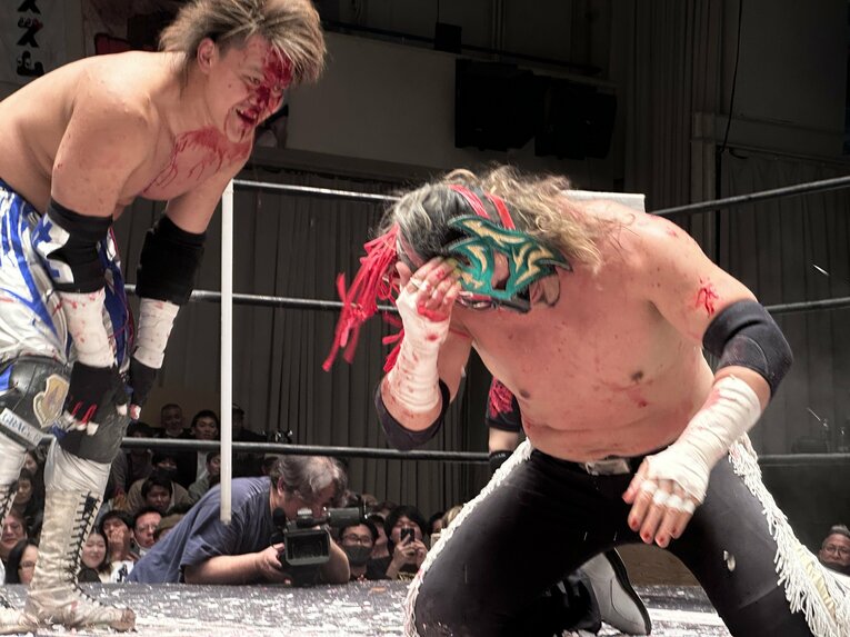 スワイプすると「エル・デスペラードvs葛西純」など激闘写真をご覧になれます　©Norihiro Hashimoto