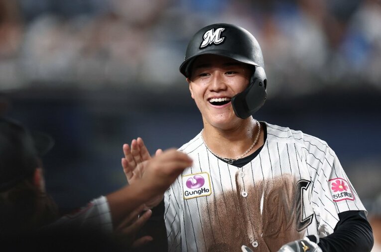 激戦を制してパ・リーグの新人王に輝いたロッテ・西川 ／ photograph by JIJI PRESS