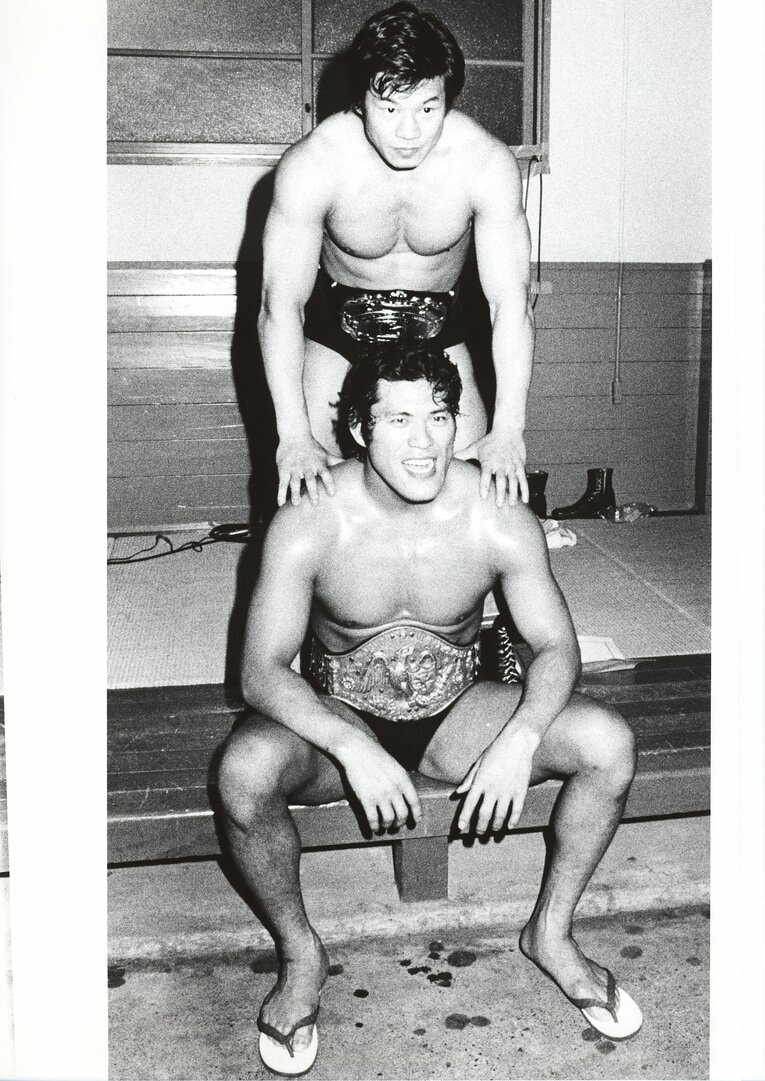 NWFヘビー級王者の猪木とWWWFジュニアヘビー級王者の藤波。1978年3月30日、蔵前国技館