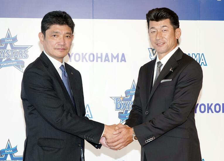 2020年11月17日、就任記者会見で三浦大輔新監督と握手する三原球団代表（左）。自身は18年オフから代表を務める　©KYODO