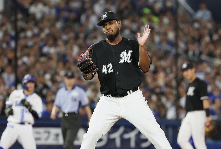 DeNA戦で満塁のピンチを切り抜け、グラブをたたくメルセデス（2023年6月16日）©︎JIJI PRESS