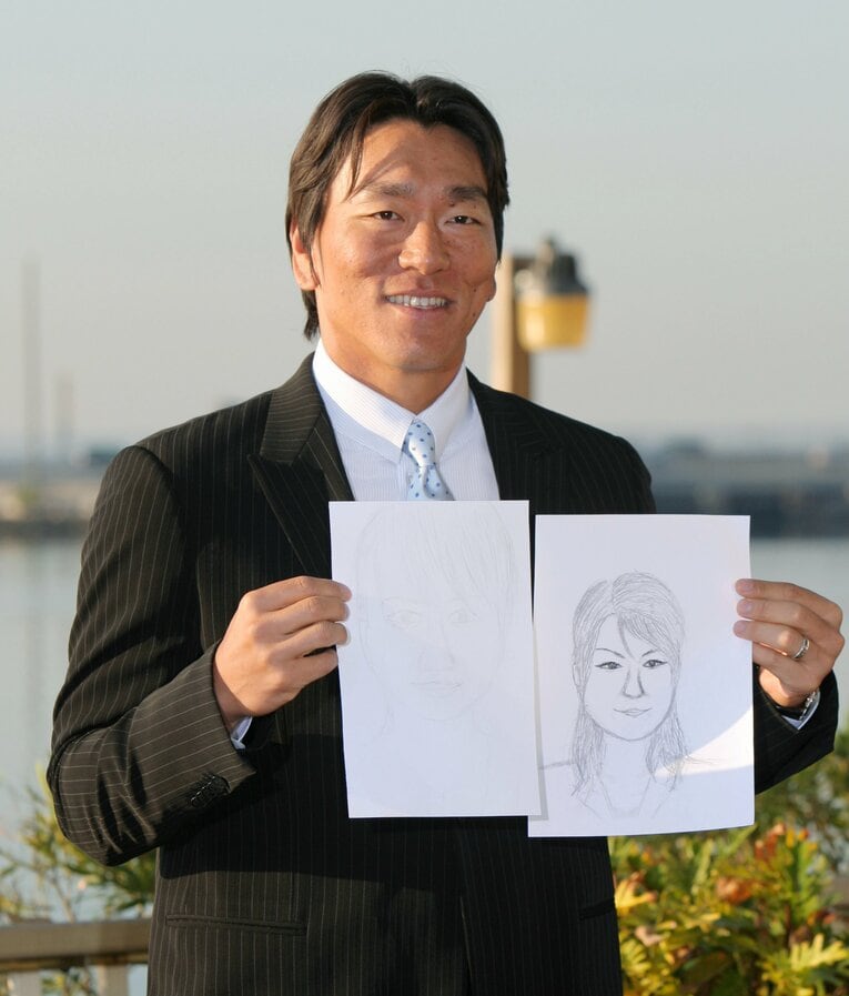 2008年3月27日、結婚を発表し、相手女性の似顔絵を手にするヤンキース・松井秀喜　©JIJI PRESS