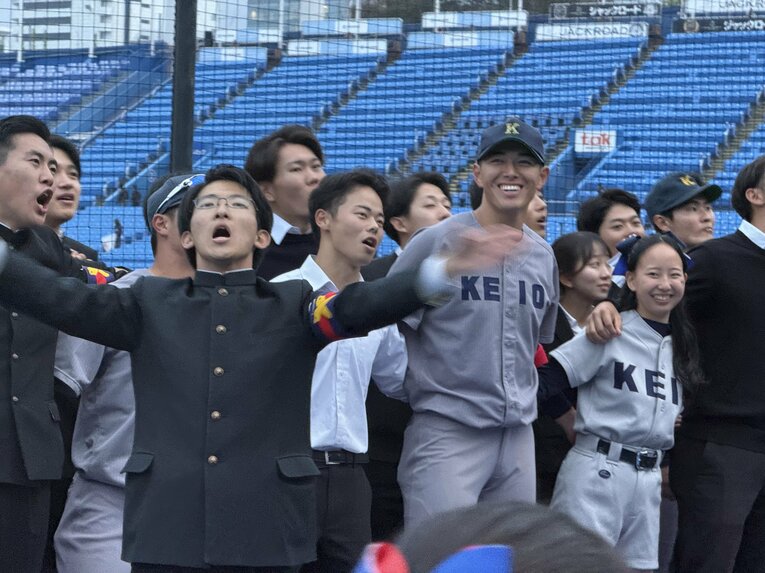 試合後は号泣も、その後は応援席で歓喜の熱唱　©Yuji Yanagawa