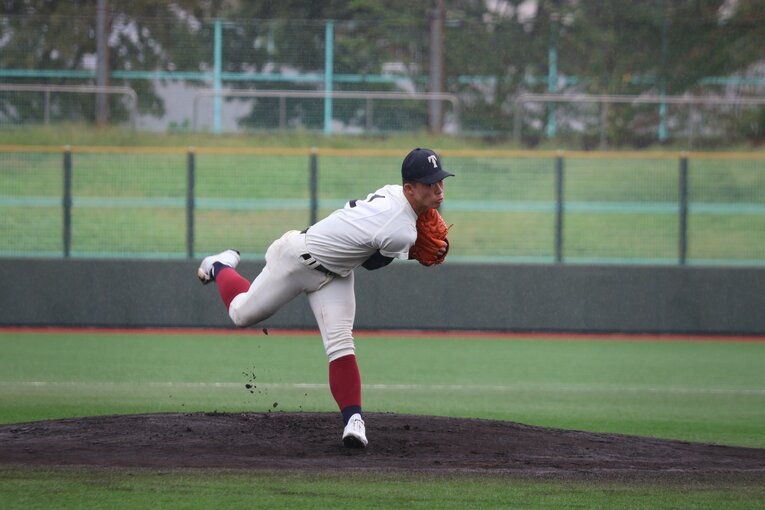 大阪桐蔭のエースを務める2年生の吉岡の投球フォーム（５／５）　©Fumi Sawai