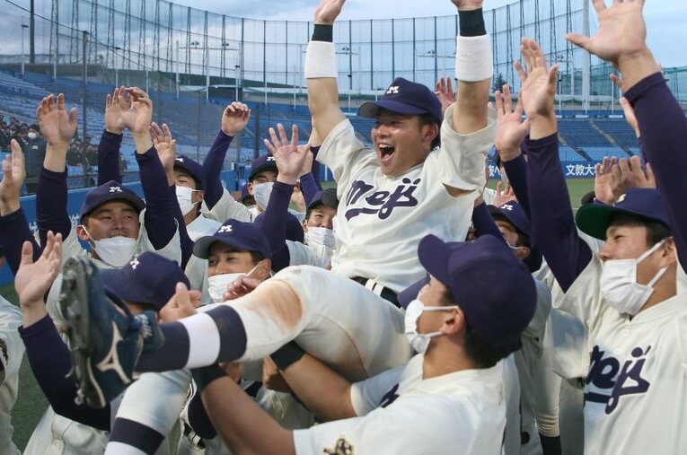 明治神宮大会、大学の部で優勝を決め胴上げされる明治大・村松開人。10月のドラフト会議で中日から2位指名を受け、仮契約を結んでいる ／ photograph by JIJI PRESS