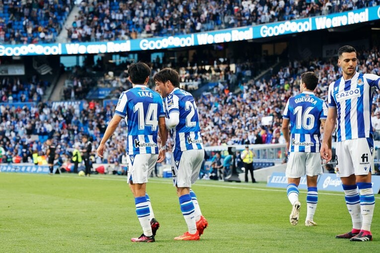 「TAKEあなたは最高です、と日本語で…」久保建英21歳はソシエダで愛される「日本人最多リーガ6点目＋“MVPタケクボ”コール」を撮った(33)