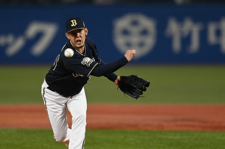 ピンチのマウンドを何度も救った「火消し職人」の比嘉 ／ photograph by Naoya Sanuki