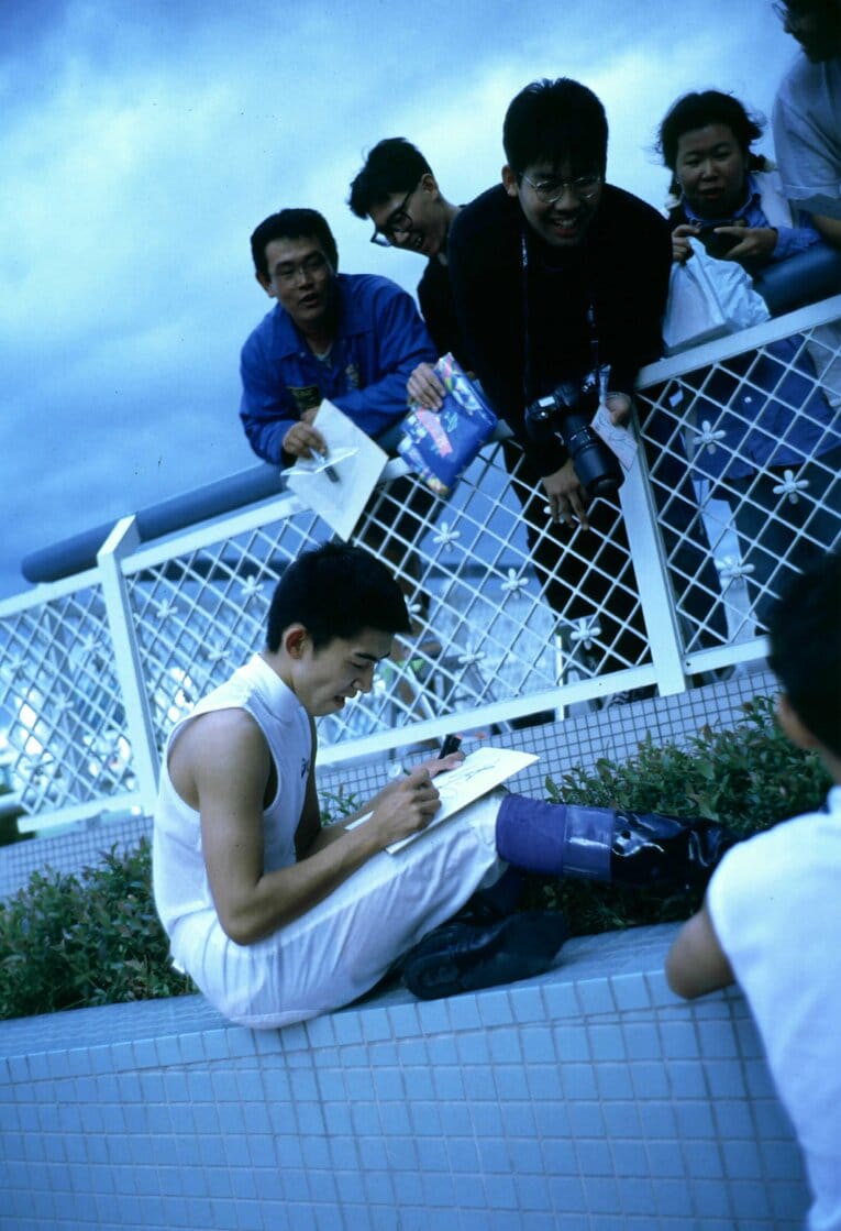 ファンにサインをする福永祐一　(C)Keiji Ishikawa