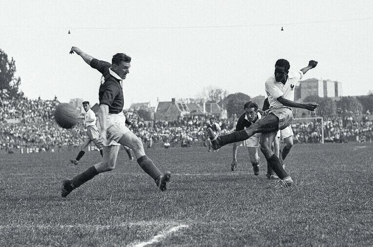 1948年5月23日、コロンブで行われたスコットランドとの親善試合でシュートを放つベンバレク ／ photograph by L’Équipe