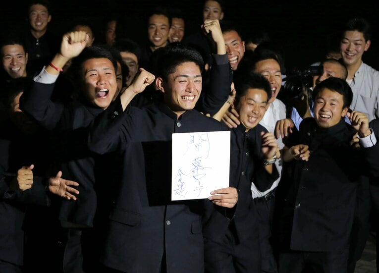 西武にドラフト1位指名され、笑顔でポーズを決める作新学院高時代の今井達也　©︎JIJI PRESS