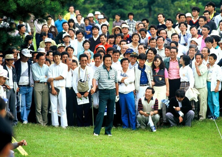 1986年の日本オープン、多くのギャラリーを引き連れてラウンドする尾崎将司　©Sports Graphic Number