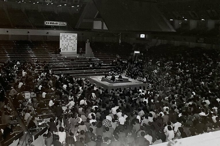 蔵前国技館で行われた、第1回将棋の日の祭典でのタイトル戦の対局 ／ photograph by Noboru Tamaru