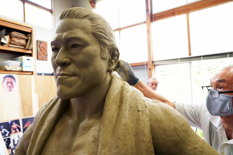 後ろ髪に視線を送る北井博文さん