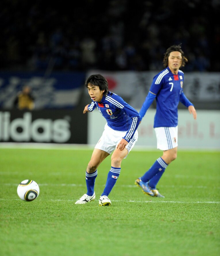 日本代表としてプレーする中村憲剛（左）と遠藤保仁　©Toshiya Kondo