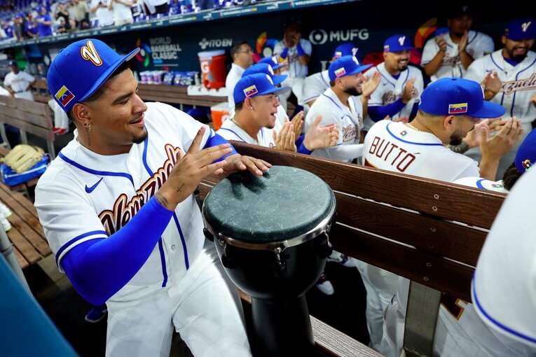 ダグアウトで太鼓を叩くスアレス。陽気なリズムは選手たちの一体感の象徴だった　©Getty Images