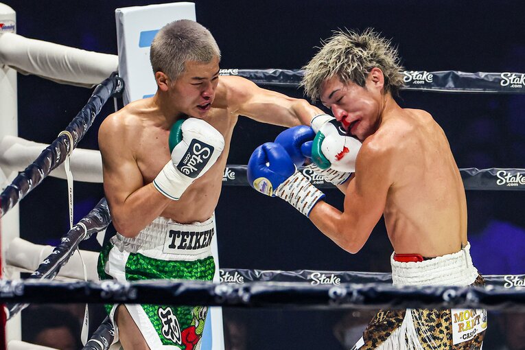 那須川の左パンチに与那覇は出血　©Susumu Nagao