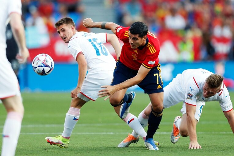 “日本代表が狙うべきスペインの急所”はどこ？ ブスケッツやアセンシオ健在、17歳ガビ急成長で分厚すぎる選手層だが…〈撮影者の証言〉(22)