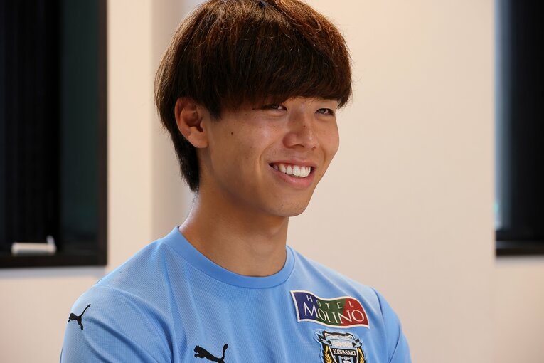 インタビューに応じる高井幸大　©Shigeki Yamamoto