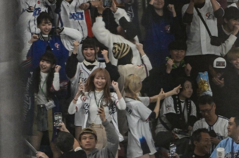 出た！　（自腹で来た）台湾チアガール、そして動画撮影する人。この日も大人気である　©Nanae Suzuki