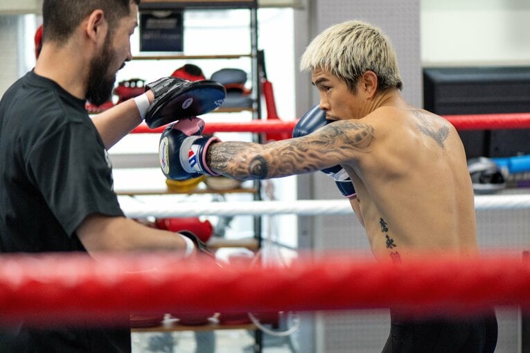 井岡一翔のミット打ち　©Takashi Shimizu