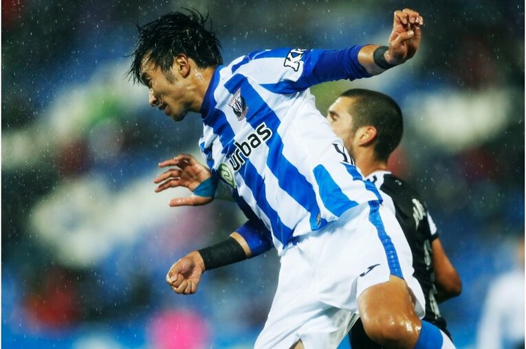 柴崎岳vs岡崎慎司が《ユニフォームを引っ張ってバチバチ》 撮影カメラマンが凍えそうな雨中で捉えた“熱いバトル”の瞬間(41)