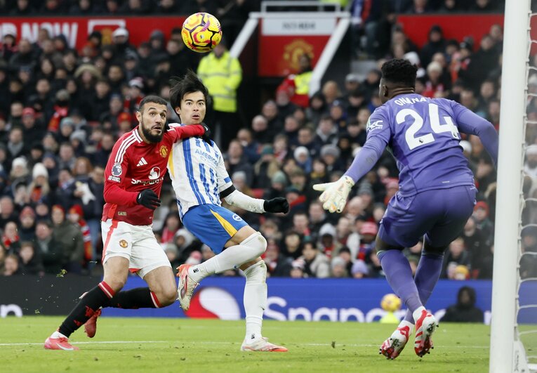 1月19日、マンU戦。後半15分、三笘のゴールシーン【1枚目／全5枚】。ミンテのクロスに反応する　©Getty Images