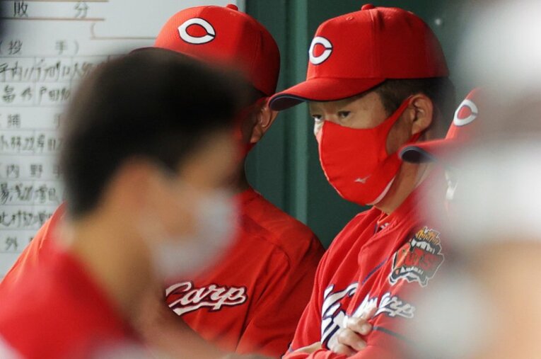 8月1日時点でAクラスにいても、ベンチの中では厳しい表情でいることが目立つ佐々岡監督 ／ photograph by JIJI PHOTO