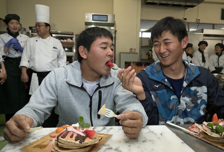 仲良しの宮城大弥にパンケーキを食べさせる紅林（2020年2月、宮崎キャンプ休日にパンケーキ作りに挑戦）©︎SANKEI SHIMBUN