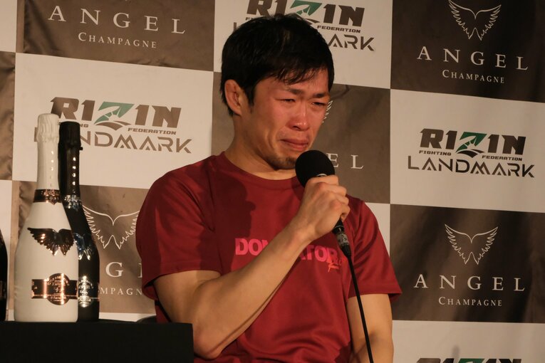 インタビュースペースでは涙を流しながら試合を振り返った弥益　©Norihiro Hashimoto