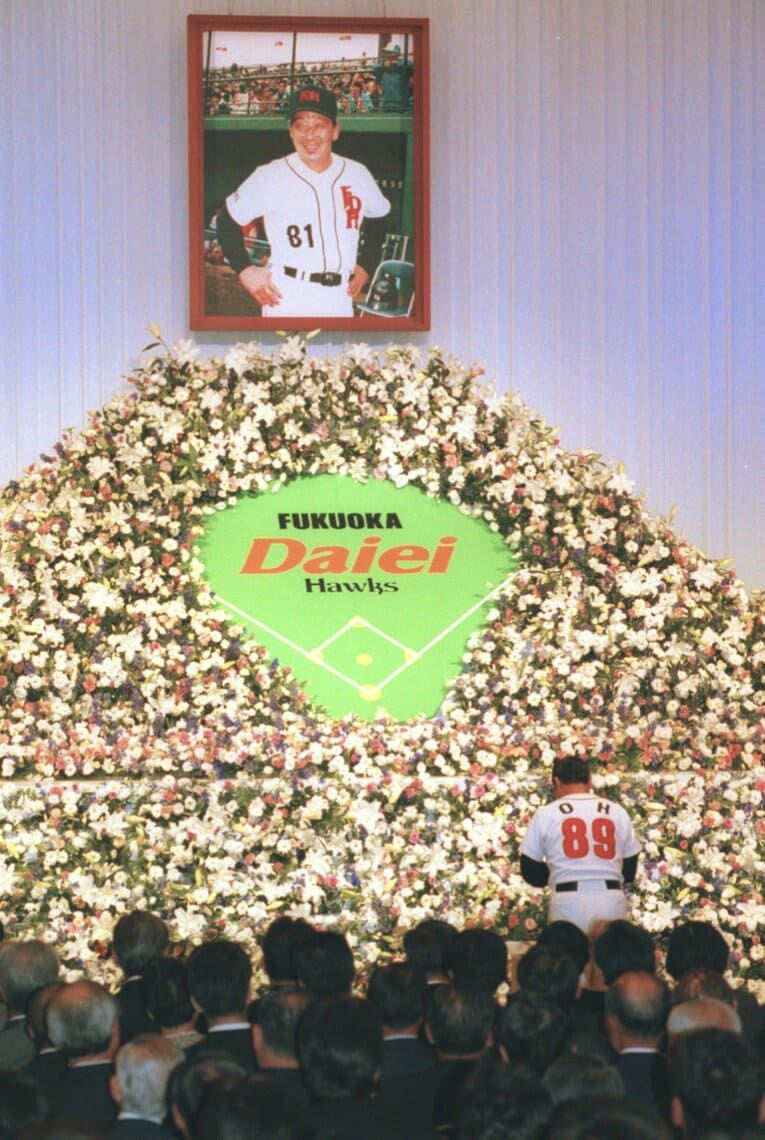 根本の遺影に献花する王　©KYODO